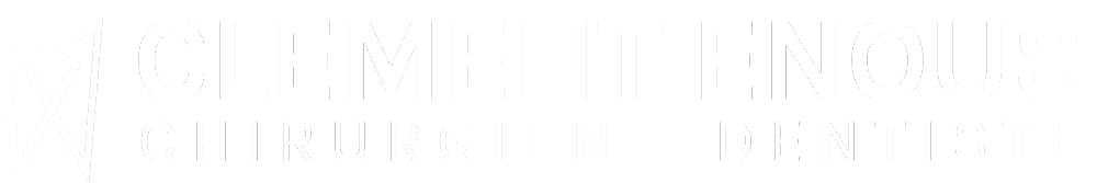 Logo blanc classique du cabinet de chirurgie dentaire du Dr Clément Enous, dentiste à Biarritz